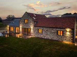 Finghallにある4 Bed in Bedale 80704の夜間照明付きの石造りの家