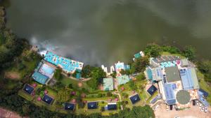 uma vista aérea de um resort perto de uma massa de água em Bunyonyi Safaris Resort em Kabale