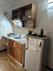Köök või kööginurk majutusasutuses Studio apartment with ocean views and pool