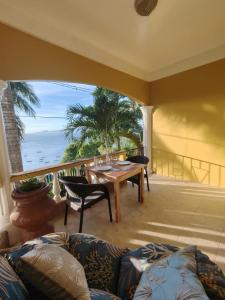 Istumisnurk majutusasutuses Studio apartment with ocean views and pool