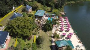 uma vista aérea de um resort com guarda-sóis e um lago em Bunyonyi Safaris Resort em Kabale