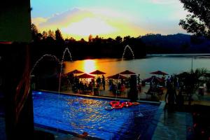 A piscina em ou perto de Bunyonyi Safaris Resort