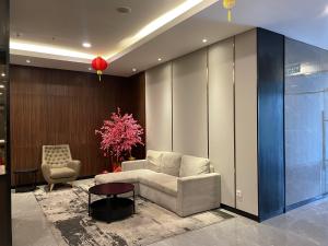 Χώρος καθιστικού στο Apartemen Meikarta Cikarang by Cheapinn