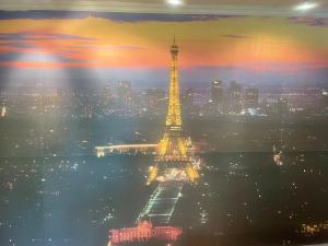 a view of the eiffel tower at night at Auberge Restaurant du Monde in Nominingue