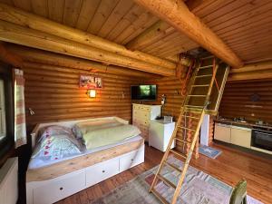 A bed or beds in a room at Gemütliche Blockhütte in Wiennähe