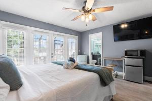 ein Schlafzimmer mit einem weißen Bett mit Deckenventilator in der Unterkunft GameRoom Canal Large Dock Pool 6 beds in Palm Coast + 85 Fotos