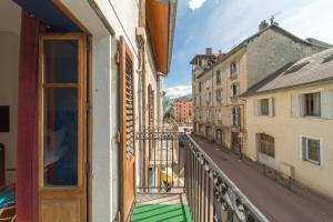 a balcony with a view of a street and buildings at Les Seventies - Confort Vintage proche gare in Chambéry