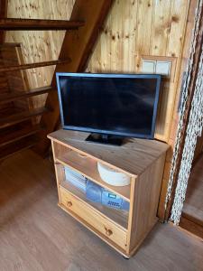 TV a/nebo společenská místnost v ubytování Chata Olšovka