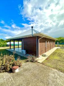 a small house with a large garage next to the water at Villa " Une Histoire", votre havre de paix à deux pas de la plage in Sainte-Rose