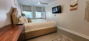 Un dormitorio con una cama y un televisor en la pared. en The Nama Retreat, en Knoxville