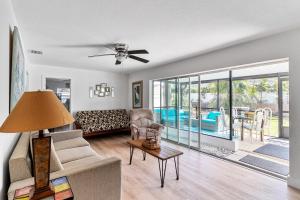 Χώρος καθιστικού στο Largo Pool Retreat 1 Mile to Beach