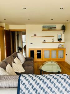 Posezení v ubytování Penthouse Apartment - Town Centre, Sea Views, Secure Parking