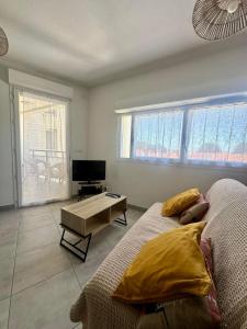 a living room with a bed and a table at Cosy Perpi Gare in Perpignan