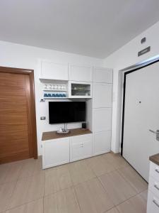 TV a/nebo společenská místnost v ubytování Casa Antia, nuovo bilocale con giardino in Residence con piscina