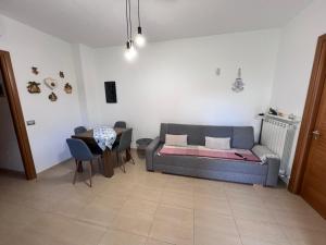 a living room with a couch and a table at Casa Antia, nuovo bilocale con giardino in Residence con piscina in Numana