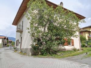 a tree in front of a house at la maison des fleurs in Fenis
