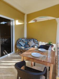 Istumisnurk majutusasutuses Studio apartment with ocean views and pool