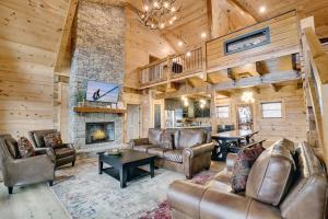 Elle comprend un salon doté d'un mobilier en cuir et d'une cheminée. dans l'établissement Misty Mountain Memories by Venture Smoky Mountains, à Gatlinburg