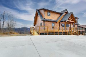 une grande maison en bois avec une grande terrasse dans l'établissement Misty Mountain Memories by Venture Smoky Mountains, à Gatlinburg