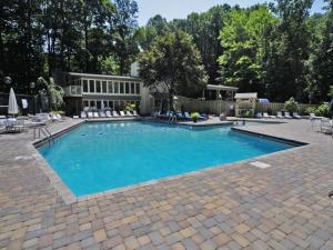 une grande piscine bleue avec un bâtiment en arrière-plan dans l'établissement Misty Mountain Memories by Venture Smoky Mountains, à Gatlinburg