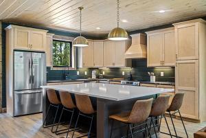 Dapur atau dapur kecil di Modern Mountain Tranquility by Venture Smoky Mountains