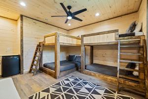 Katil atau katil-katil dalam bilik di Modern Mountain Tranquility by Venture Smoky Mountains +31 gambar