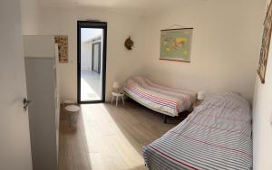 a room with two beds and a mirror at Maison Trégastel, proche plage Coz Pors in Trégastel