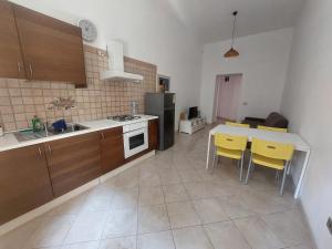 Kuchyň nebo kuchyňský kout v ubytování Fronte porto apartment 2