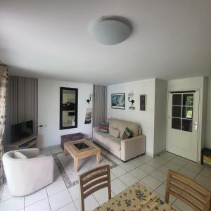 Televízia a/alebo spoločenská miestnosť v ubytovaní L'ES-CALE DE BEG-MEIL AVEC PISCINE ET PLAGE Appartement avec 1 chambre et 1 alcôve