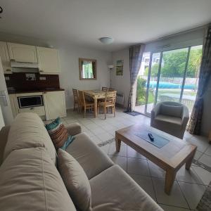 Kuchyňa alebo kuchynka v ubytovaní L'ES-CALE DE BEG-MEIL AVEC PISCINE ET PLAGE Appartement avec 1 chambre et 1 alcôve