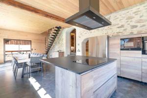 eine Küche mit einer Insel in der Mitte eines Raumes in der Unterkunft Cabana & La Grange aux 7 Marmottes in Saint-Alban-des-Villards