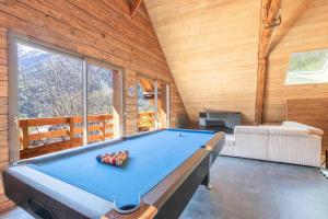 einem Billardtisch in der Mitte eines Zimmers in der Unterkunft Cabana & La Grange aux 7 Marmottes in Saint-Alban-des-Villards