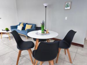Khu vực ghế ngồi tại Moderno Apto #4 Casa Tía Tona zona 1 +18 ảnh