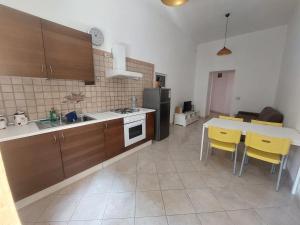 Kuchyň nebo kuchyňský kout v ubytování Fronte porto apartment 2