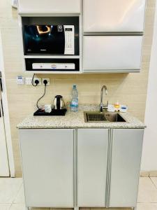 Kuchyň nebo kuchyňský kout v ubytování Zain Tabuk Apartment