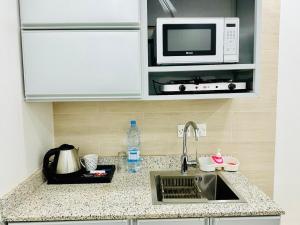 Kuchyň nebo kuchyňský kout v ubytování Zain Tabuk Apartment