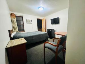 Televisyen dan/atau pusat hiburan di Hotel O Sycamore - Havana IL +33 gambar