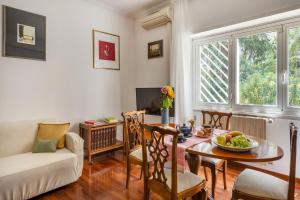 een woonkamer met een tafel en een bank bij Anna luxury apartment Salario Parioli Rome in Rome