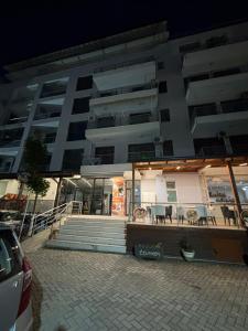 Το κτήριο όπου στεγάζεται  το διαμέρισμα +4 φωτογραφίες