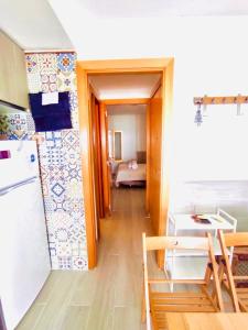 una cucina con frigorifero e una camera con letto di Bellavista a Platja  d'Aro Altre 5 foto