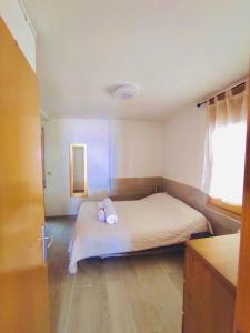 una camera da letto con un letto con due cuscini sopra di Bellavista a Platja  d'Aro