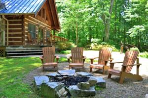 にあるThe Hilltopの小屋の前の椅子4脚と炉