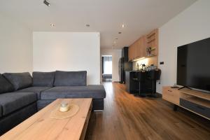 una sala de estar con un sofá y una mesa en Felina Apartments, en Leptokarya