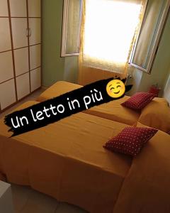 a bed with a sign that reads un letto in situ at Il nido in collina Bertinoro in Bertinoro