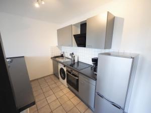 a kitchen with a refrigerator and a sink and a dishwasher at Seth B - Monteursunterkunft - Einzelbetten - gute Anbindung - Bettwäsche in Seth