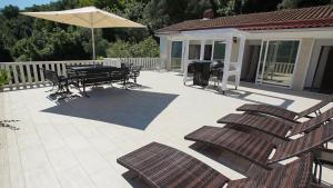 Balkón nebo terasa v ubytování PENTHOUSE STOLIV New SPA-POOL Villa is located 5m from the sea, Exclusive Terrace,Private Jetty wih Sunbeds, Pebble Beach, Secluded location Total area 375m2 at your disposal