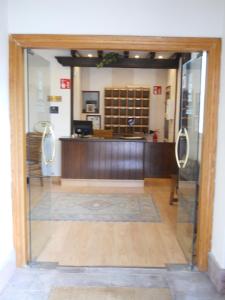 una puerta abierta a una habitación con bar en Hotel Elizondo, en Elizondo