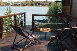 乌尔齐尼River Breeze的甲板上的几把椅子和一张桌子