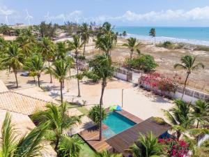 an aerial view of a resort with a pool and the beach at Villa Guaiuba linda casa com piscina e vista por mar ! in Icaraí