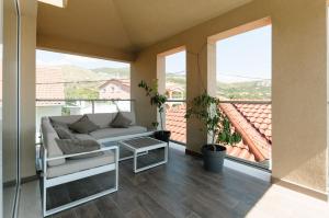 a living room with a couch and a balcony at Villa Jolanda in Plano